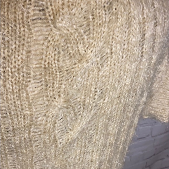 Kanvas short sleeve floral crochet furry sweater - Picture 4 of 8